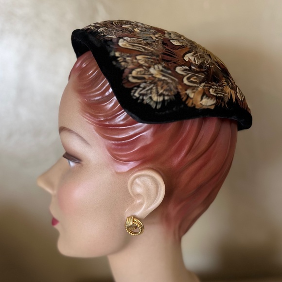 PRETTY 1950\'s PHEASANT FEATHER COVERED COCKTAIL HAT EDGED IN BLACK VELOUR main image 6